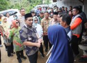 Wagub Tinjau Lokasi Kobaran Api dan Salurkan Bantuan untuk Korban Kebakaran Sumur Minyak di Blora Senilai Rp180 Juta