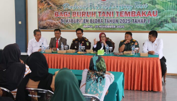 Buruh Tani Tembakau Blora Terima Bantuan Uang Tunai