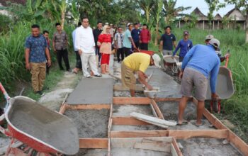 Bupati Blora Jalan Kaki “Nyengkuyung” Jalan Swadaya Nglebak, Serahkan Bantuan dan Upayakan Dapat IJD