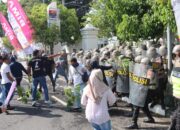 Aksi  ‘Ricuh’ Ratusan Massa di Jalan Pemuda Blora, Bakar Ban Hingga Saling Lempar Batu, Ternyata Ini Simulasi dari Polres Blora