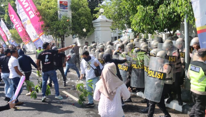 Aksi  ‘Ricuh’ Ratusan Massa di Jalan Pemuda Blora, Bakar Ban Hingga Saling Lempar Batu, Ternyata Ini Simulasi dari Polres Blora